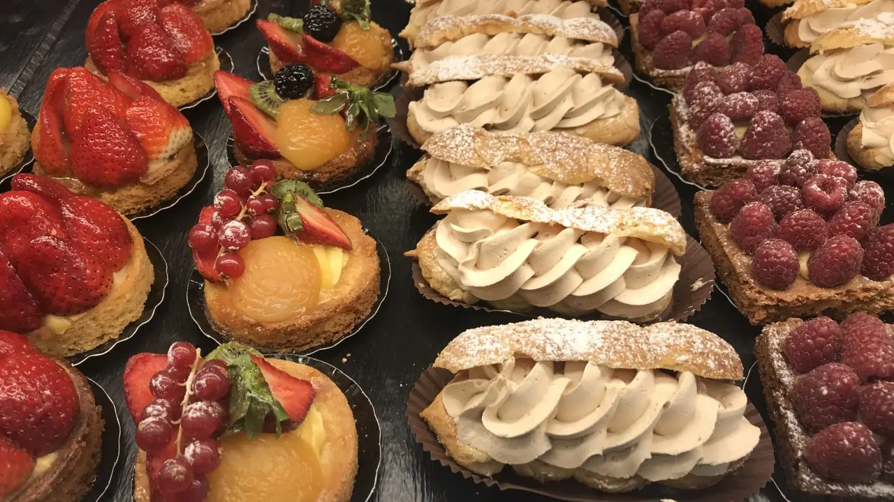 Tartelettes aux fruits en vitrine